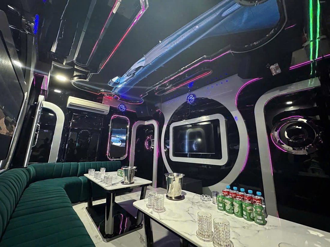 31 KTV 黑色鏡面、圓弧燈帶與綠色沙發的店內包廂