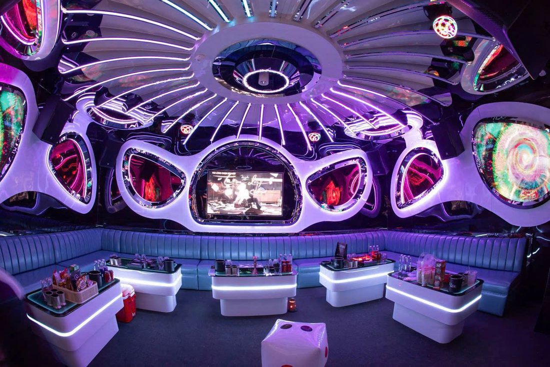 LV KTV 配有花瓣造型 LED 天花與環形座位的店內包廂