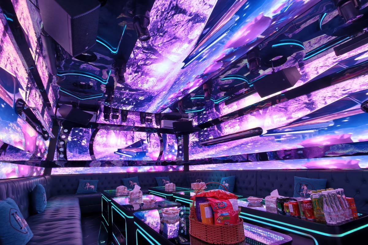 KTV 霓虹燈光與環形沙發包廂