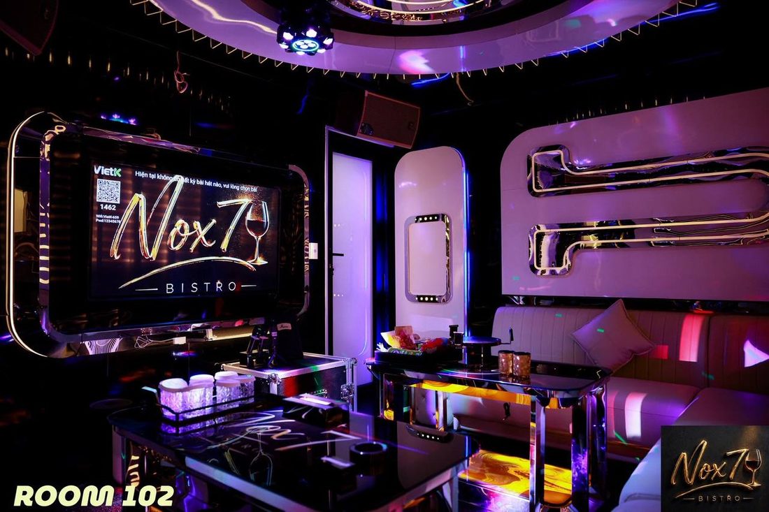 NOX7 KTV 紫色霓虹、鏡面牆與環形沙發的店內包廂