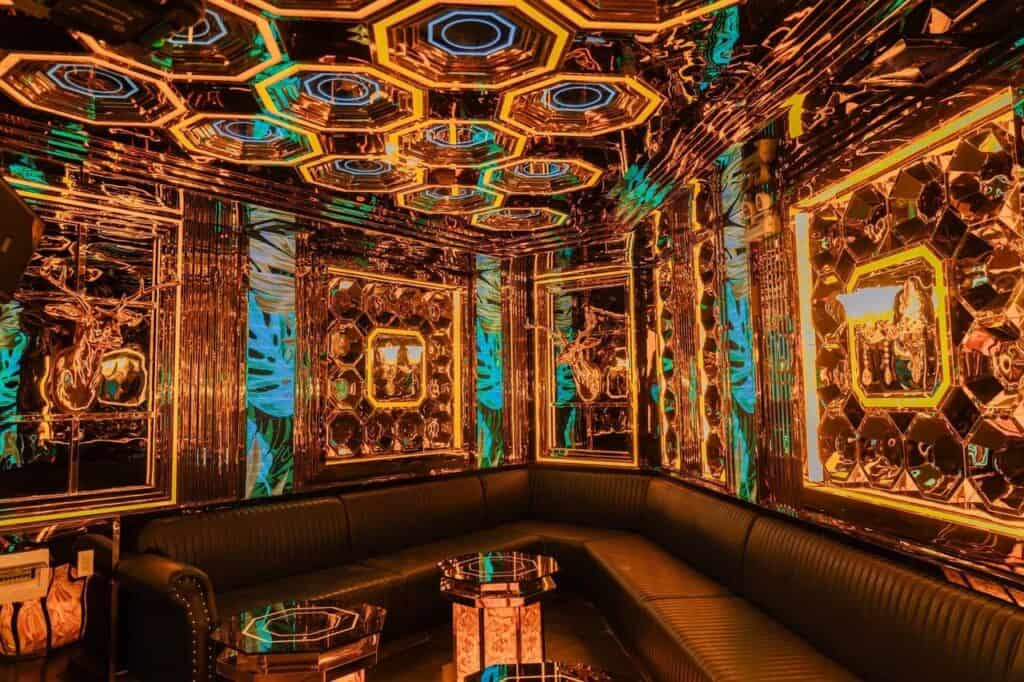Las Vegas KTV 金色鏡面包廂、六角燈飾與黑色環形沙發