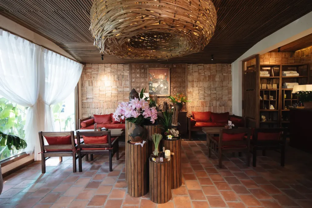 CHARM SPA Garden 第一郡分店的磚牆、藤編燈與木質接待空間