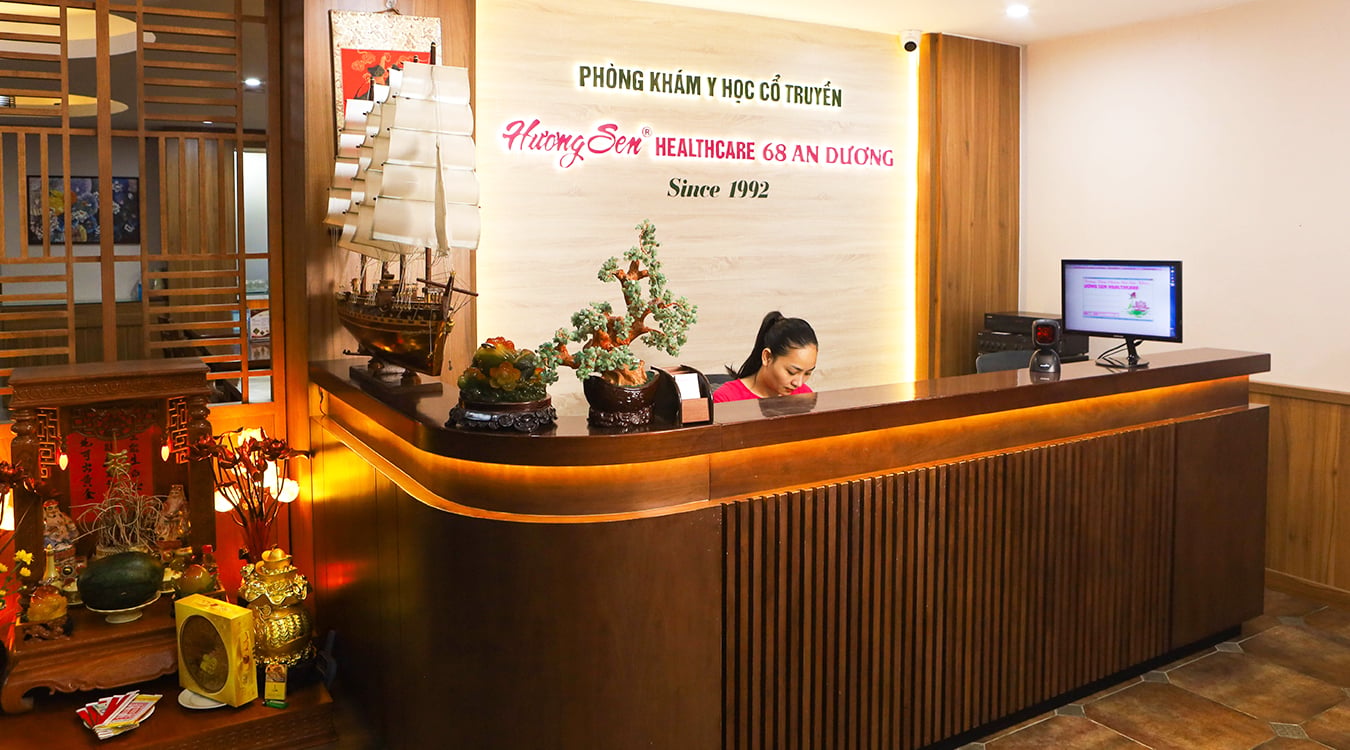 Hương Sen Healthcare Center 68 An Dương 分店的木質接待櫃台
