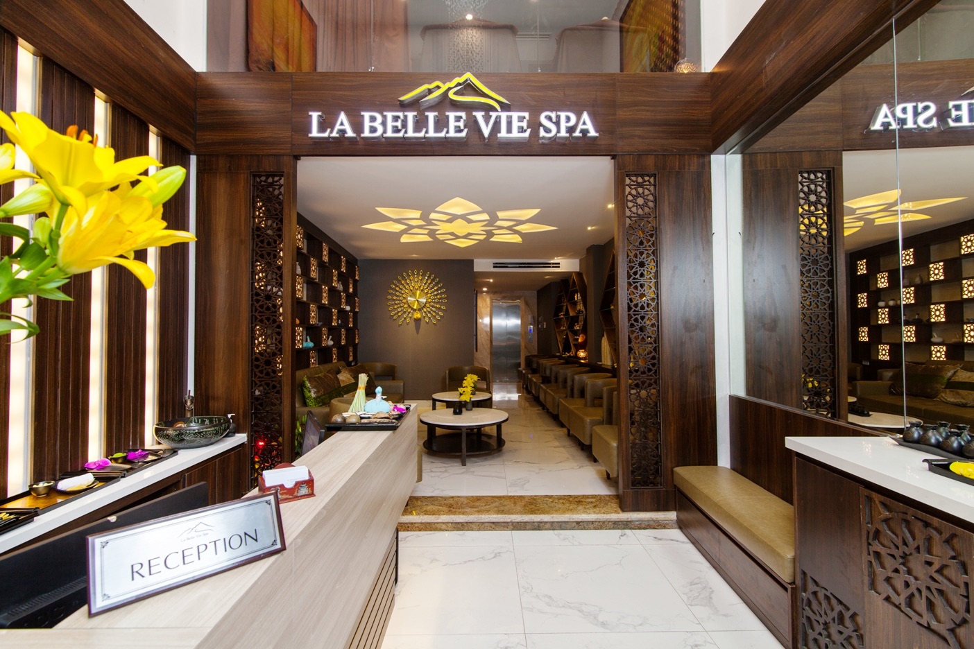 La Belle Vie Spa 河內老城分店的木質接待大廳與暖色燈光